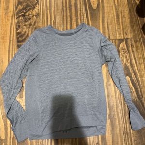 lulu long sleeve has the little holes all in the shirt (for air to go threw)